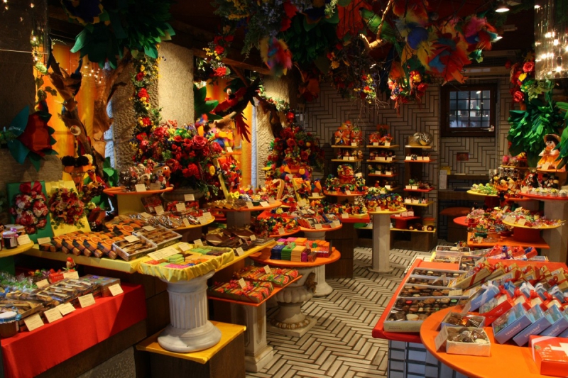 vitrine-NANS LES PINS-min_candy_store_chocolate_shop_chocolate_switzerland-393515