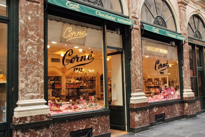 vitrine-NANS LES PINS-min_chocolate_chocolaterie_shop_luxury_chic_gallery_brussels_belgium-558146